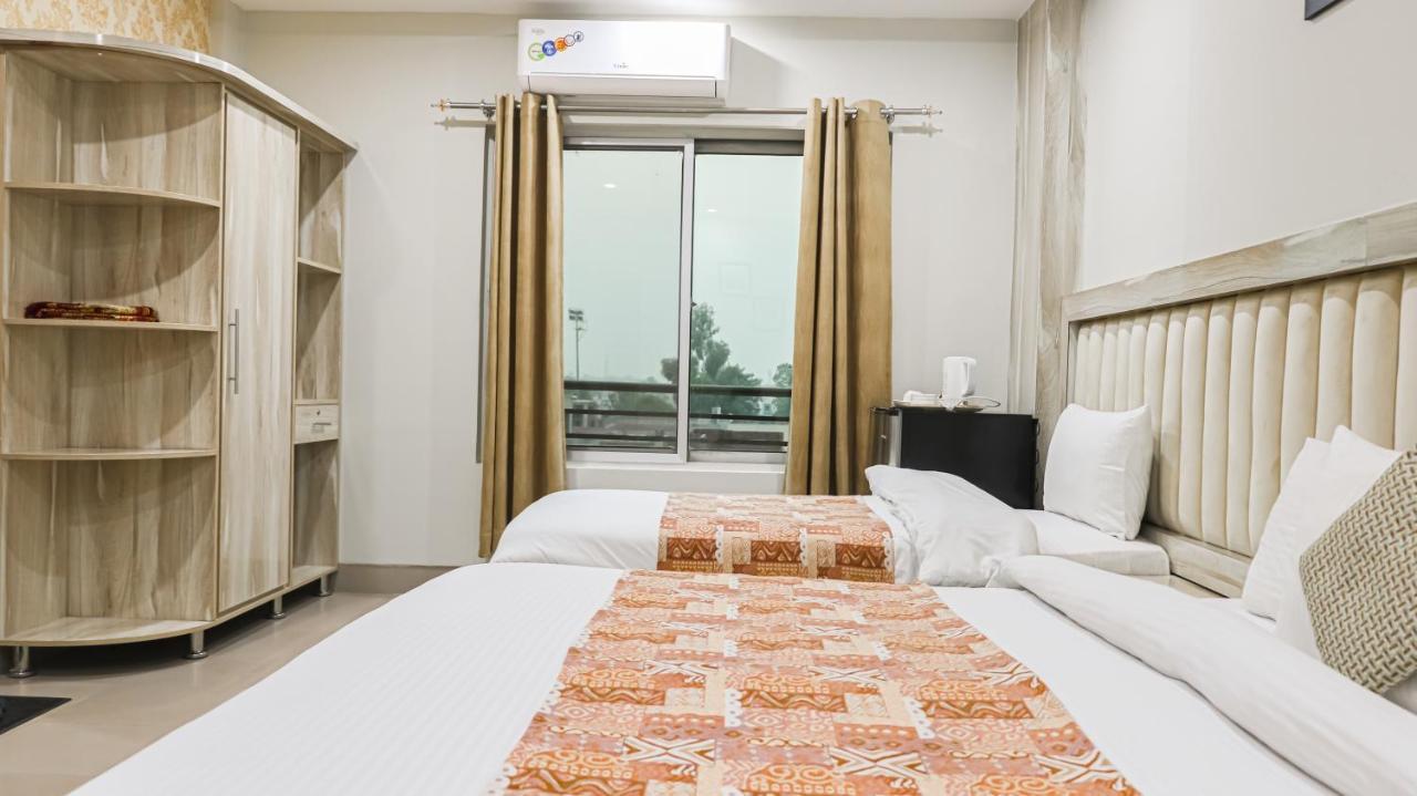 Hotel Crown Inn Мултан Екстер'єр фото