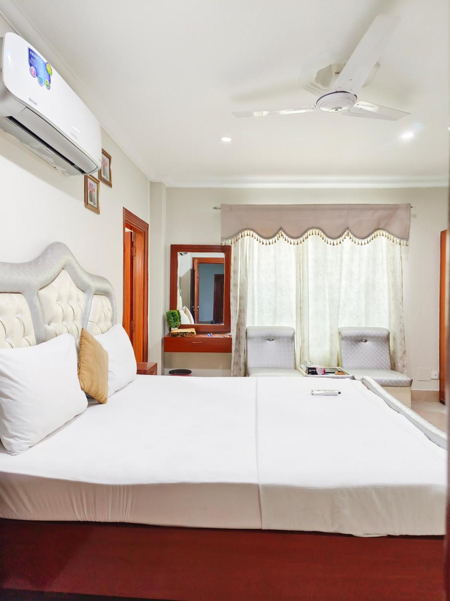 Hotel Crown Inn Мултан Екстер'єр фото