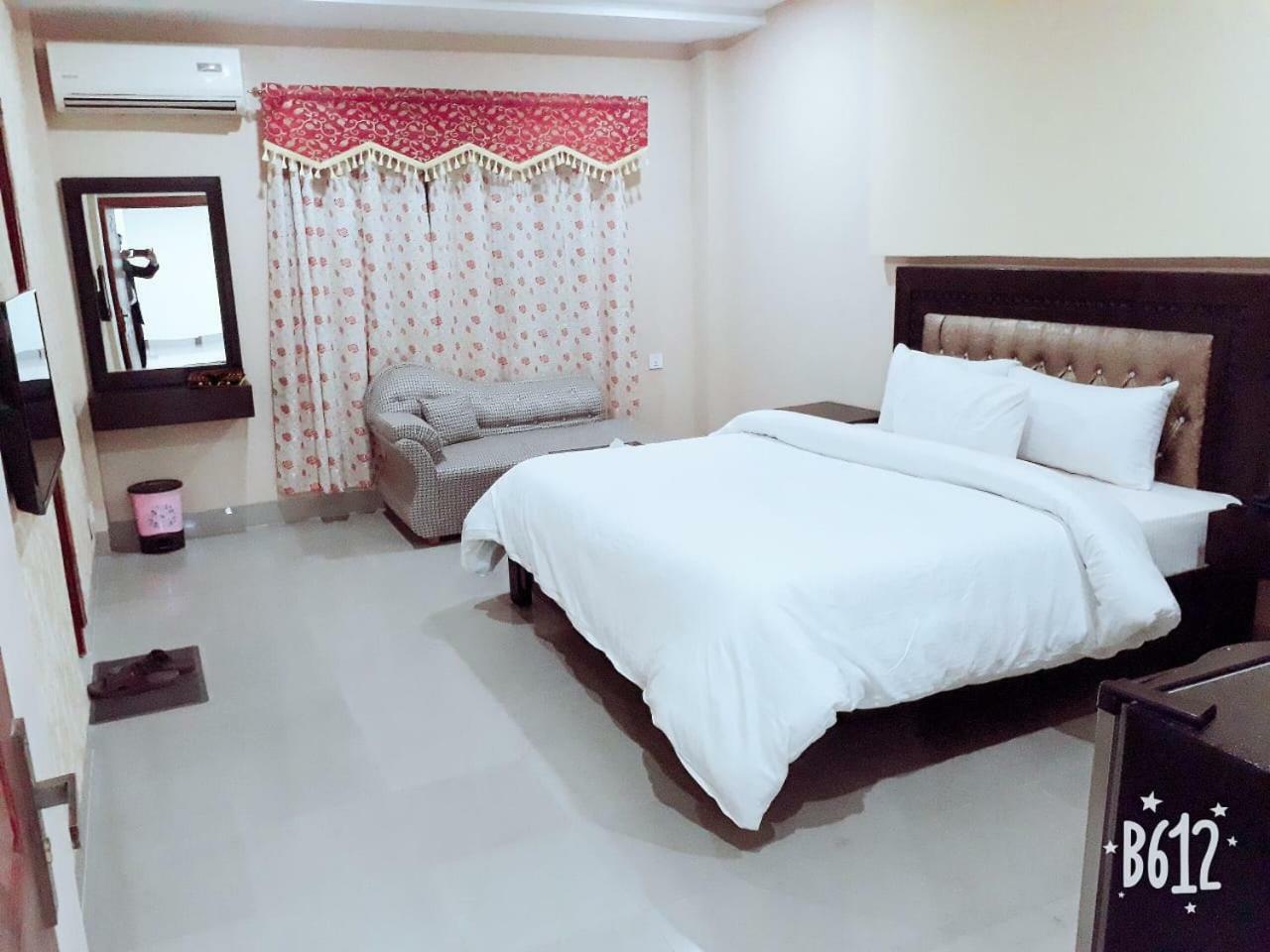 Hotel Crown Inn Мултан Екстер'єр фото