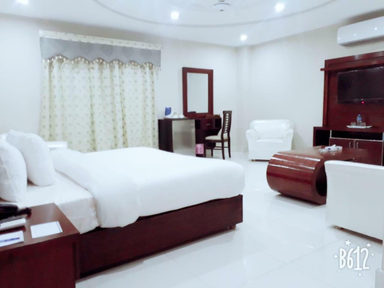 Hotel Crown Inn Мултан Екстер'єр фото